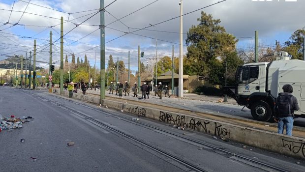 Σύνταγμα: Η αστυνομία προσπάθησε να «σπάσει» με τις «αύρες» την ειρηνική συγκέντρωση