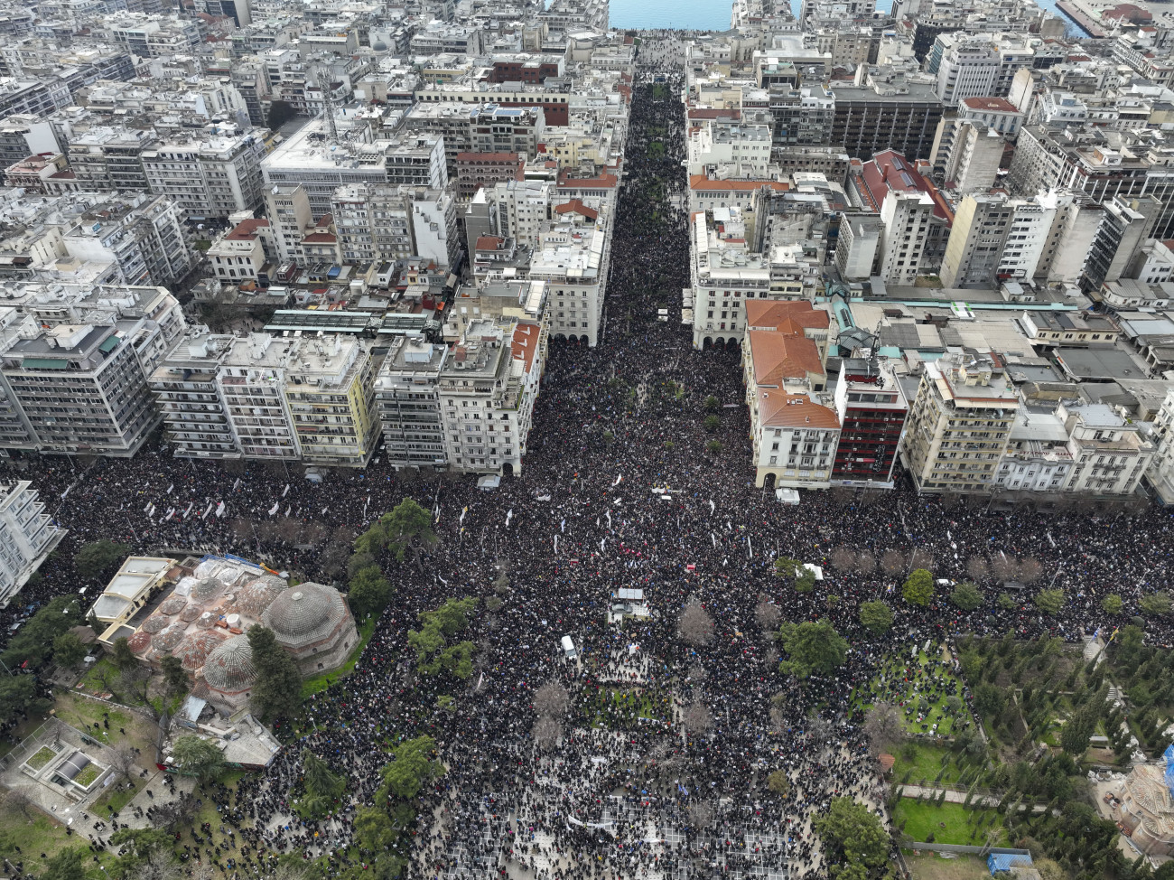 Θεσσαλονίκη: Ένταση μεταξύ διαδηλωτών και ατόμων με καλυμμένα χαρακτηριστικά - Τους κατηγορούσαν ως «ασφαλίτες»