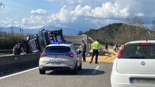 Τροχαίο με ανατροπή νταλίκας στην Ιόνια Οδό