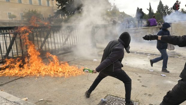 Τέμπη: Ποινική δίωξη για βαριά αδικήματα στους συλληφθέντες για τα επεισόδια στο κέντρο της Αθήνας