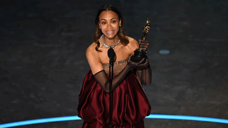 Oscars 2025: Βραβείο Β’ Γυναικείου Ρόλου για την Zoe Saldana - Με δάκρυα στα μάτια - Η αναφορά στους μετανάστες γονείς της