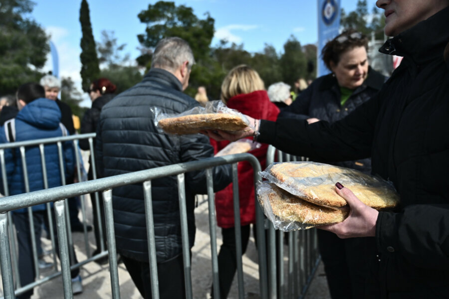 Αθηναίοι και Πειραιώτες γιορτάζουν την Καθαρά Δευτέρα με πέταγμα χαρταετού και εδέσματα