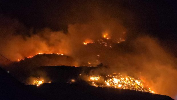 Φωτιά στoν ΧΥΤΑ Σύρου στην περιοχή Κοράκι