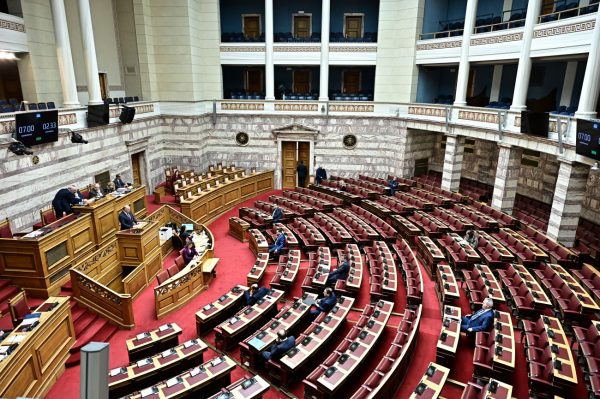 Πρόταση δυσπιστίας: Μάχη πολιτικών αρχηγών αρχηγών στη Βουλή – Το βράδυ η ψηφοφορία