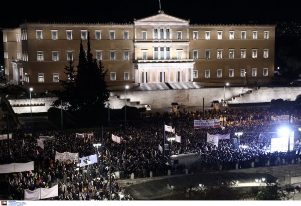 Η πρόταση δυσπιστίας απορρίφθηκε εντός Βουλής εγκρίθηκε εκτός στους δρόμους – Damage control με ανασχηματισμό