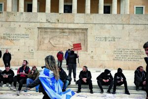 Στην κάλπη ή στην πλατεία; Πού πέφτει μια κυβέρνηση;