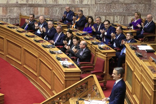 Οι παράπλευρες… ωφέλειες της πρότασης δυσπιστίας