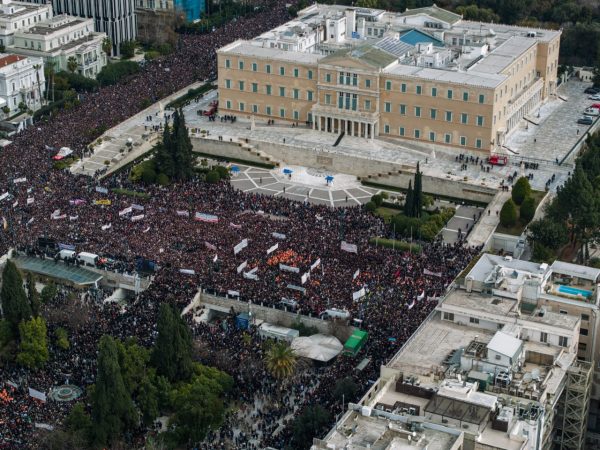 Η κυβέρνηση ξεπέρασε ένα σκόπελο, η πολιτική κρίση παραμένει