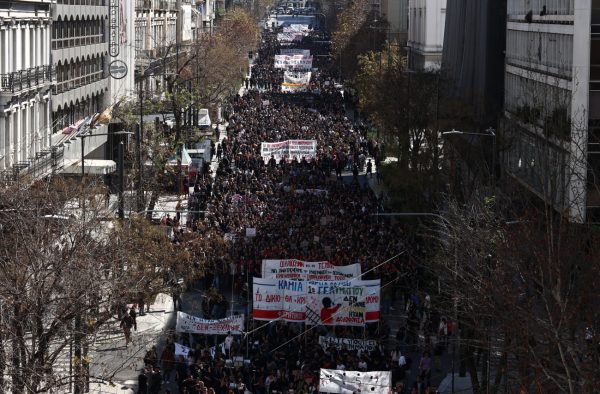 Εικόνα από το φοιτητικό συλλαλητήριο για τα Τέμπη όπου διαδήλωσαν χιλιάδες άνθρωποι