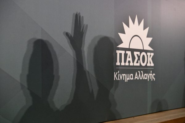 ΠΑΣΟΚ: Διπλή πολιτική αδυναμία του Μητσοτάκη βλέπουν στη Χαριλάου Τρικούπη