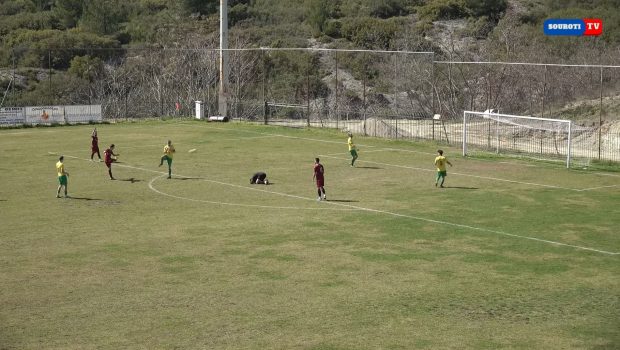 Τρομερή στιγμή και fair play: Είχε κενή εστία και την έστειλε έξω γιατί τραυματίστηκε ο τερματοφύλακας (vid)