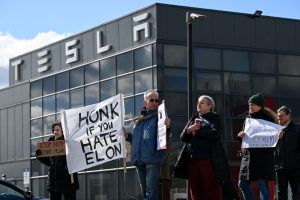 Αυγά, σβάστικες και περιττώματα σκύλων: Η Tesla δέχεται το κύμα της οργής κατά του Μασκ