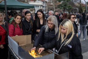 Βόρεια Μακεδονία: Χωρίς τέλος η τραγωδία – Πέθανε οδηγός ασθενοφόρου που μετέφερε θύματα