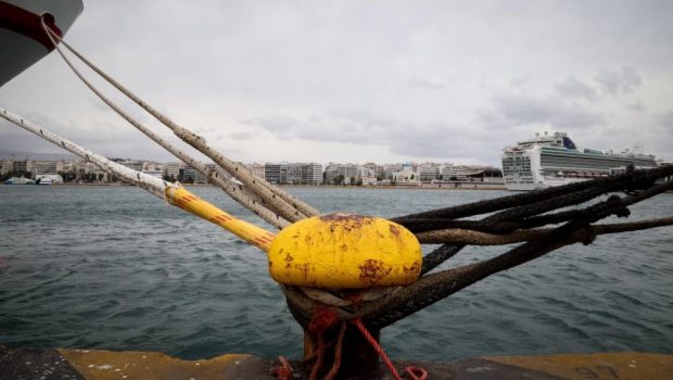 Δεμένα τα πλοία σε Πειραιά και Ραφήνα προς τις Κυκλάδες λόγω θυελλωδών ανέμων