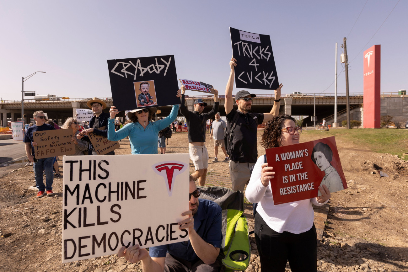 Όποιος ξαναπειράξει Tesla θα μπει 20 χρόνια φυλακή στο Ελ Σαλβαδόρ λέει ο Τραμπ