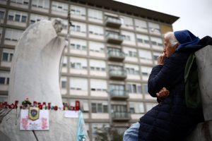 Πάπας Φραγκίσκος: «Η ζωή του κινδύνευσε δυο φορές», δήλωσαν οι θεράποντες γιατροί του