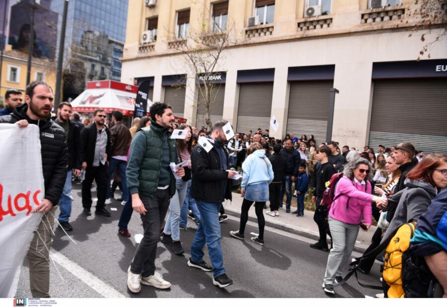 Τέμπη: Φοιτητική πορεία μετά το τέλος της στρατιωτικής παρέλασης - «Η άνοιξη σταμάτησε...»